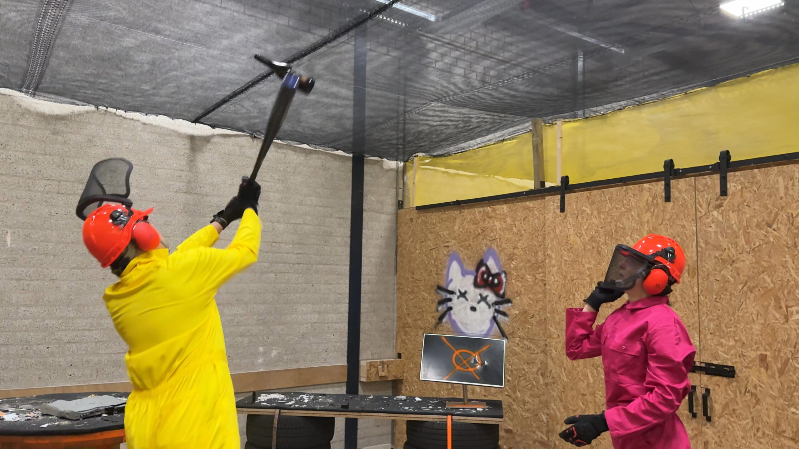 Koppel smasht samen flessen in een rage room bij The Rage Eindhoven