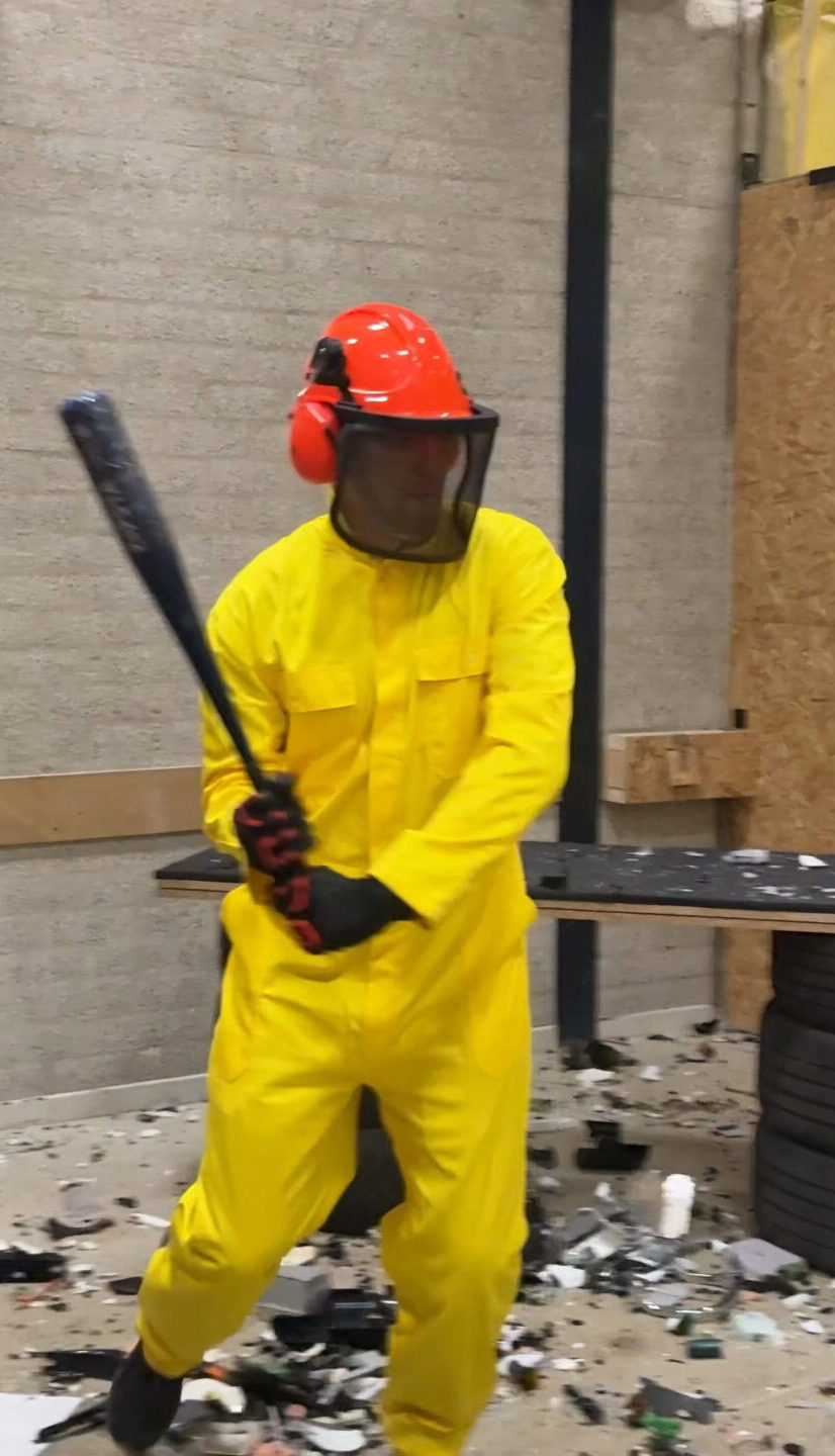 Man slaat met een honkbalknuppel in The Rage smash room Eindhoven